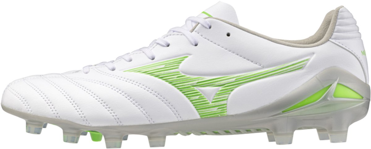 Mizuno Monarcida Neo III Pro voetbalschoenen in wit met groene accenten, ontworpen voor comfort en prestatieverbetering.