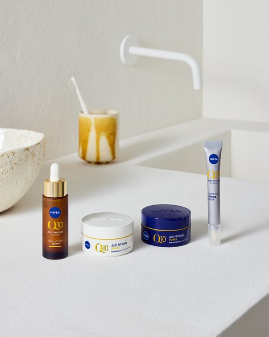 Set NIVEA Q10 anti-rimpel producten in een badkamer.