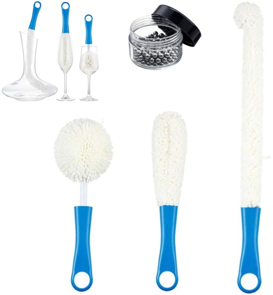 Set van 3 borstels met blauwe handvatten en witte koppen. Borstels in een karaf, wijnglas en champagneglas. Potje met zilverkleurige balletjes.