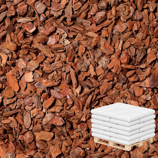 Een stapel van zes witte zakken op een houten pallet, geplaatst op een achtergrond van Franse boomschors van 15-25 mm.