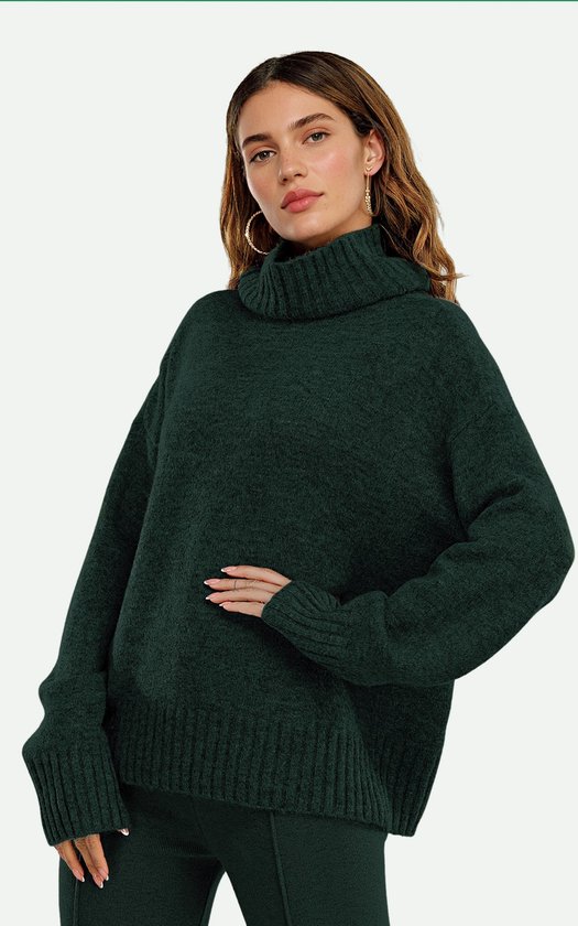 Model draagt een donkergroene coltrui.
