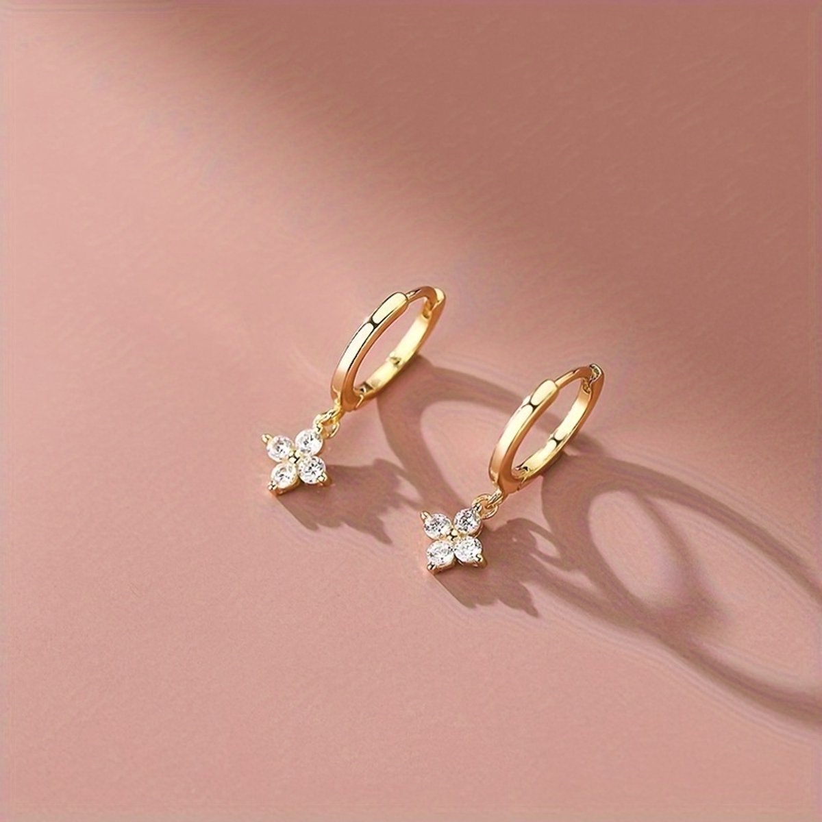 Sjika - Goudkleurige Oorringen met Kristal Bloem – Dames Oorbellen – Elegant & Luxe – Anti-Allergisch - Cadeau voor haar