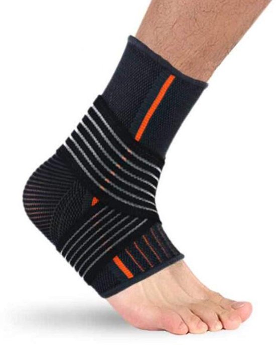 Zwarte enkelband met oranje en grijze strepen, gedragen op een voet.