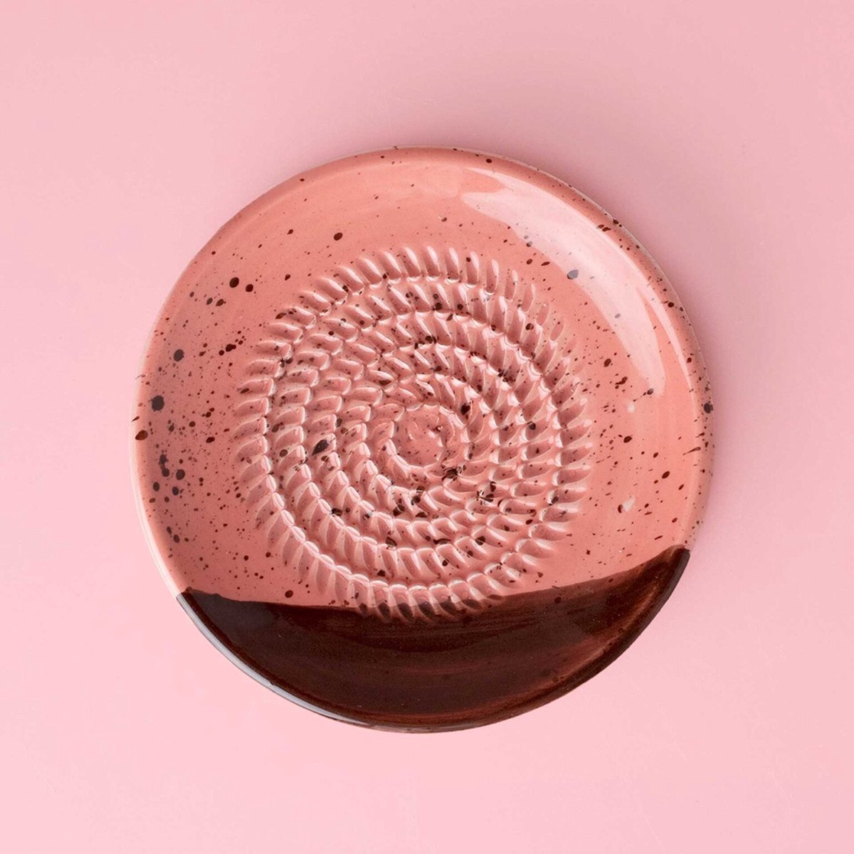 Rasp Bordje Pink Chocolate - Winterse Stijl - Rasp Schaaltje - Knoflook Rasp - Gember Rasp - Cadeau Kookliefhebber - Handgemaakt Keramiek - Raspen - Knoflookrasp of Gemberrasp