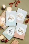 Vier Fyllbooks op een plat vlak, 'Lieve papa', 'Lieve mama', 'Lieve opa', 'Lieve oma'.