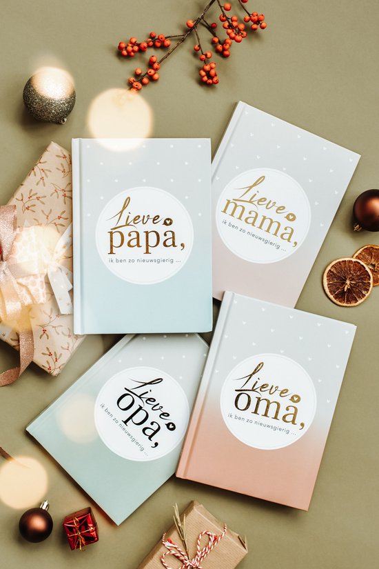 Vier Fyllbooks op een plat vlak, 'Lieve papa', 'Lieve mama', 'Lieve opa', 'Lieve oma'.