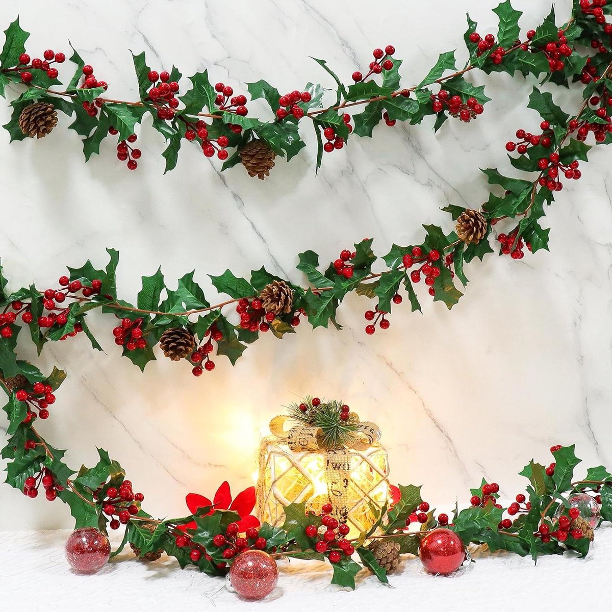 Cosensi - Kerstslinger kunstplanten rode bessen dennenslinger kerstkrans dennenslinger kunstwijnstokken groene hangplant open haard trap tafeldecoratie kerstdecoratie.