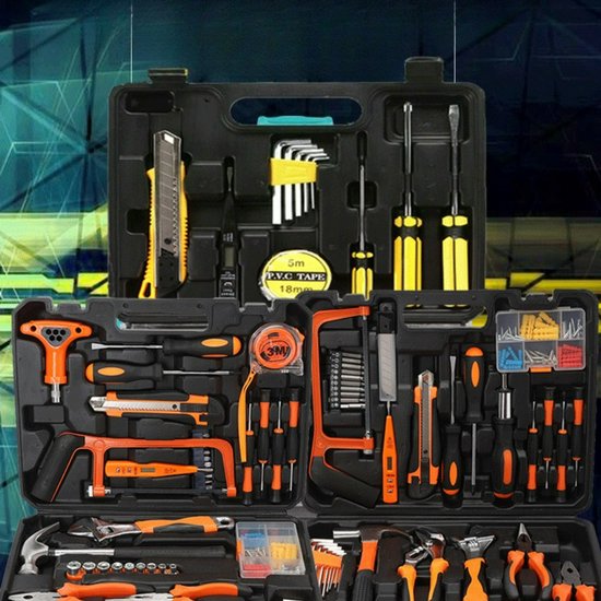 Gereedschapskoffer met diverse gereedschappen, waaronder schroevendraaiers, een hamer, tangen en een rolmaat. De koffer is zwart met oranje accenten.
