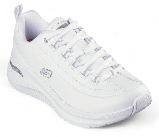 Witte damessneaker met Skechers-logo, Arch Fit-detail en zilverkleurige accenten.