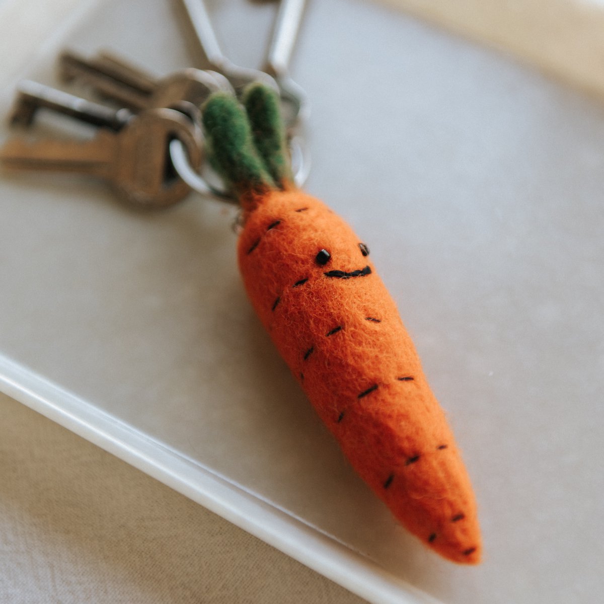 Vilten Hanger – Wortel – Handgemaakt – MILA - bagcharm
