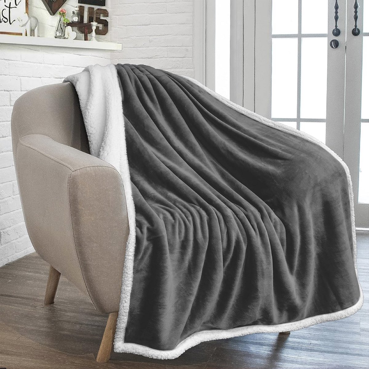 Donkergrijze zachte sherpa fleece deken | Ideale reversible fleece plaid voor bank en bed 50x60