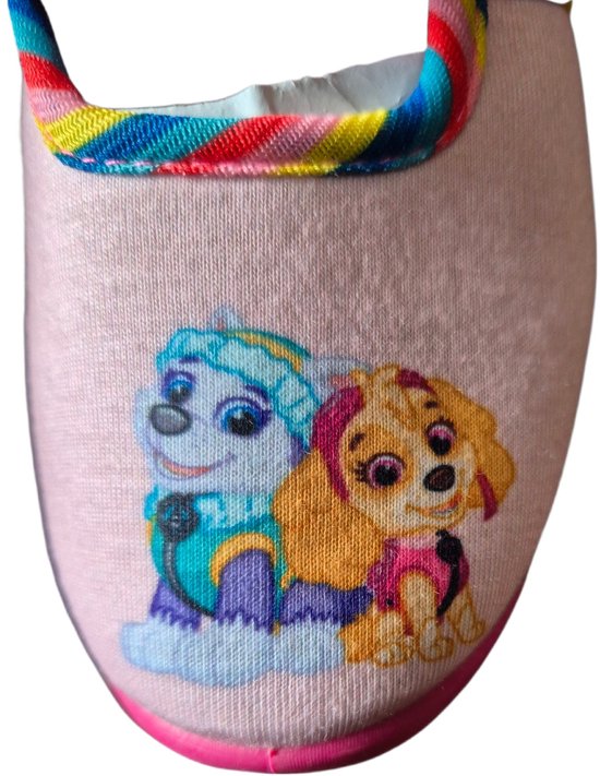 Close-up van roze pantoffel met Paw Patrol-print van Everest en Skye.