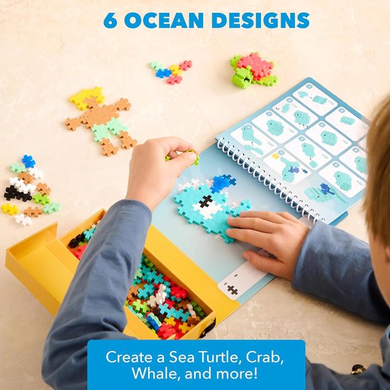 Kind bouwt met turquoise en witte Plus-Plus blokjes een walvis, op een activiteitenblad met 6 oceaan designs. Ernaast een groene schildpad.