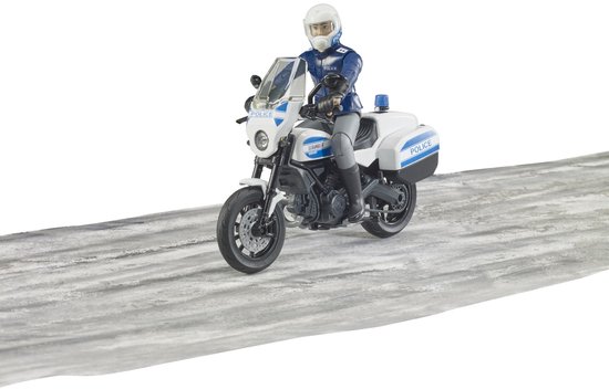 Politieagent op een witte Ducati Scrambler motor op een grijze weg.