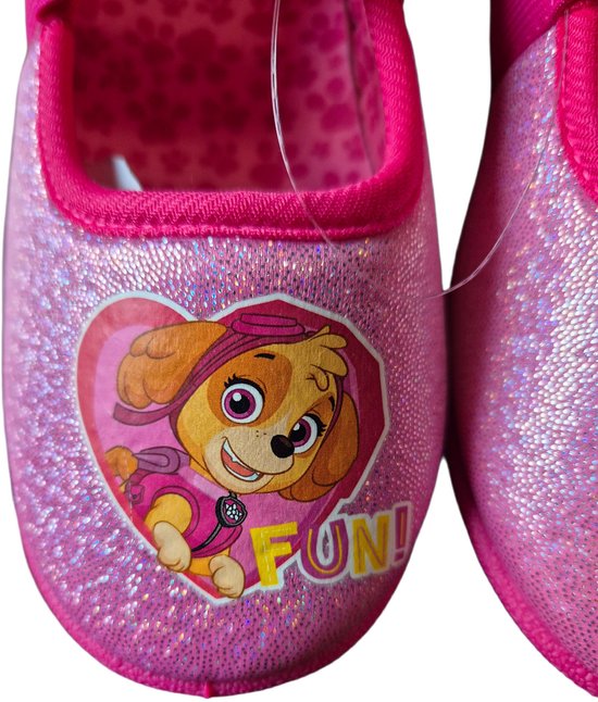 Roze glitter pantoffel met Paw Patrol Skye afbeelding en tekst 'FUN!'.