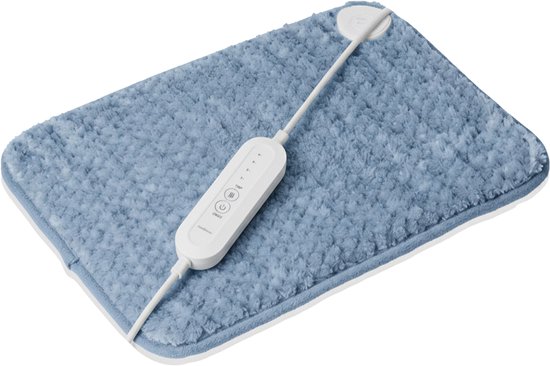 Lichtblauw, pluizig warmtekussen met bedieningspaneel en kabel, geïsoleerd op wit.