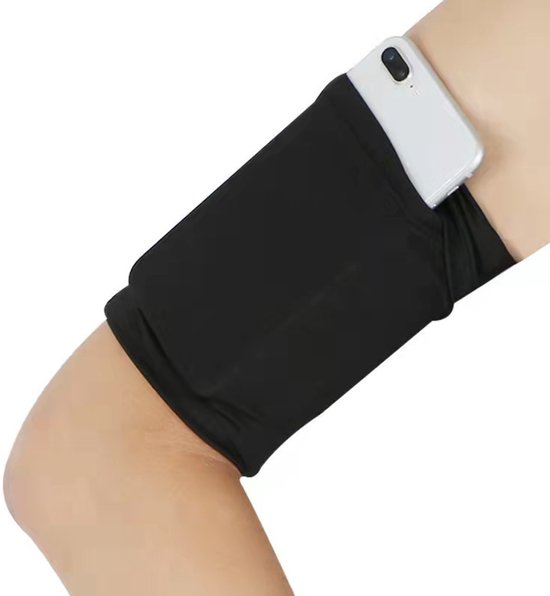 Zwarte sportarmband met een witte smartphone erin, gedragen op een blote arm.