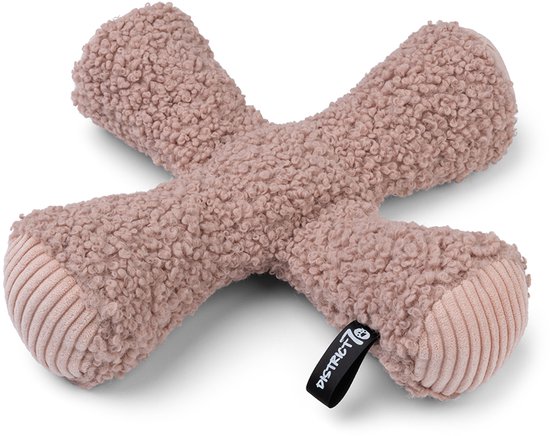 Een roze, teddy-achtig hondenspeeltje in de vorm van een kruis met een zwart label.