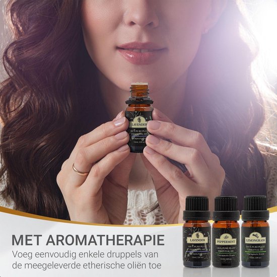 Vrouw houdt flesje lavendelolie vast; naast een diffuser met 3 flesjes etherische olie: lavendel, pepermunt, lemongrass.