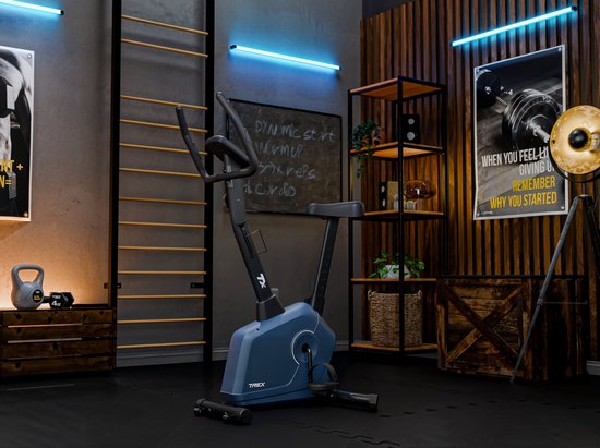 Blauwe Trex Sport hometrainer in een fitnessruimte met houten accenten en posters.