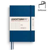 Leuchtturm1917 A5 notitieboek in indigo met softcover en elastische sluiting. De omslag heeft de tekst 'Softcover' en 'A5'.