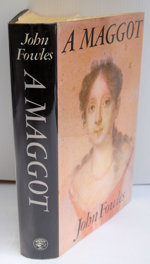 Boek kaft met de titel 'A MAGGOT' van John Fowles, met een portret van een vrouw.