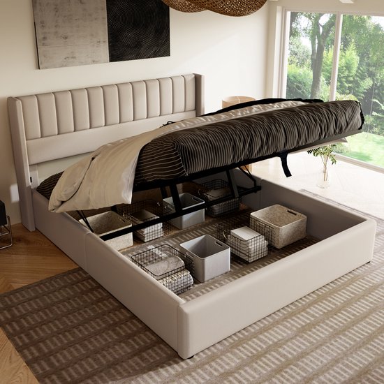 Lit beige rembourré avec espace de rangement ouvert et paniers, donnant sur une fenêtre.