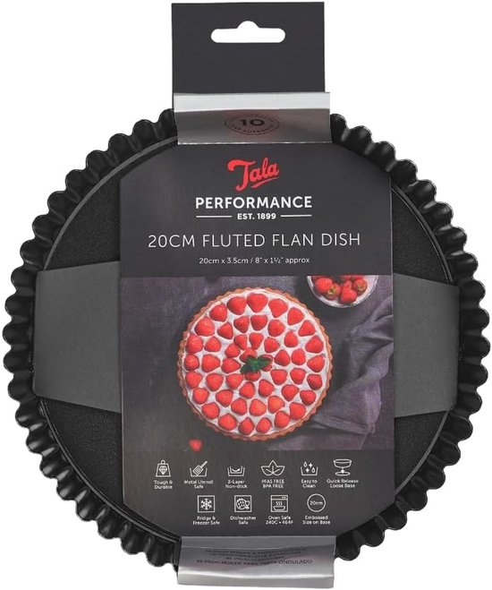 Plat à tarte cannelé Tala de 20 cm avec une tarte aux fraises dessus.