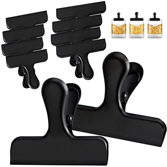 Verschillende zwarte metalen zakclips en drie afsluitbare zakjes met pasta.