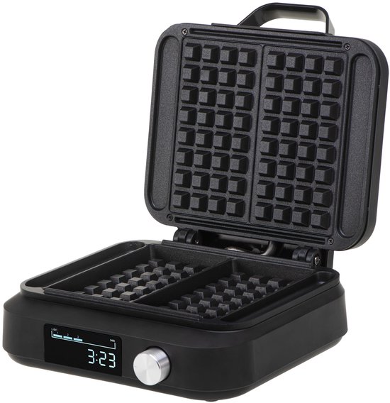 Open zwart wafelijzer met twee wafelvormige bakplaten en een digitaal display.