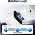 Close-up van witte USB-C oplader, met zichtbare GaN-chip en 'GaN-Technologie' tekst.