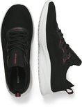 Zwarte sneakers van JACK & JONES met rode accenten. Zicht op boven- en zijaanzicht.