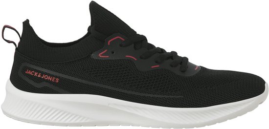 Zwarte sneaker van JACK & JONES met rode accenten en witte zool, zijaanzicht.