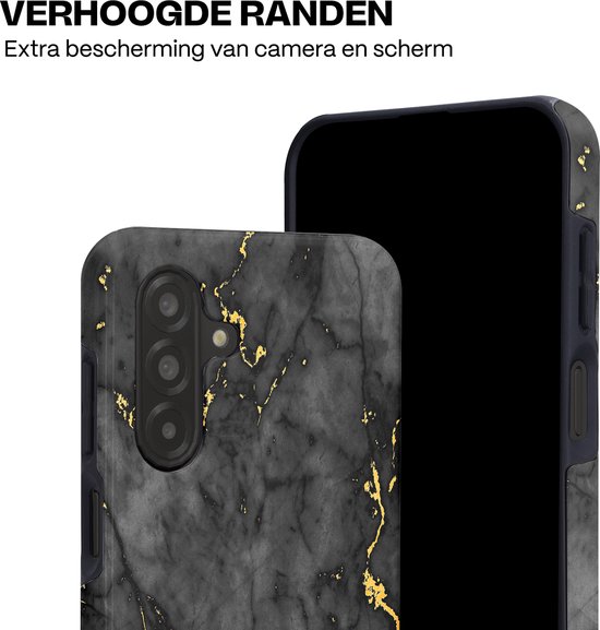 Zwarte telefoonhoes met marmerprint en gouden accenten, met verhoogde randen ter bescherming.
