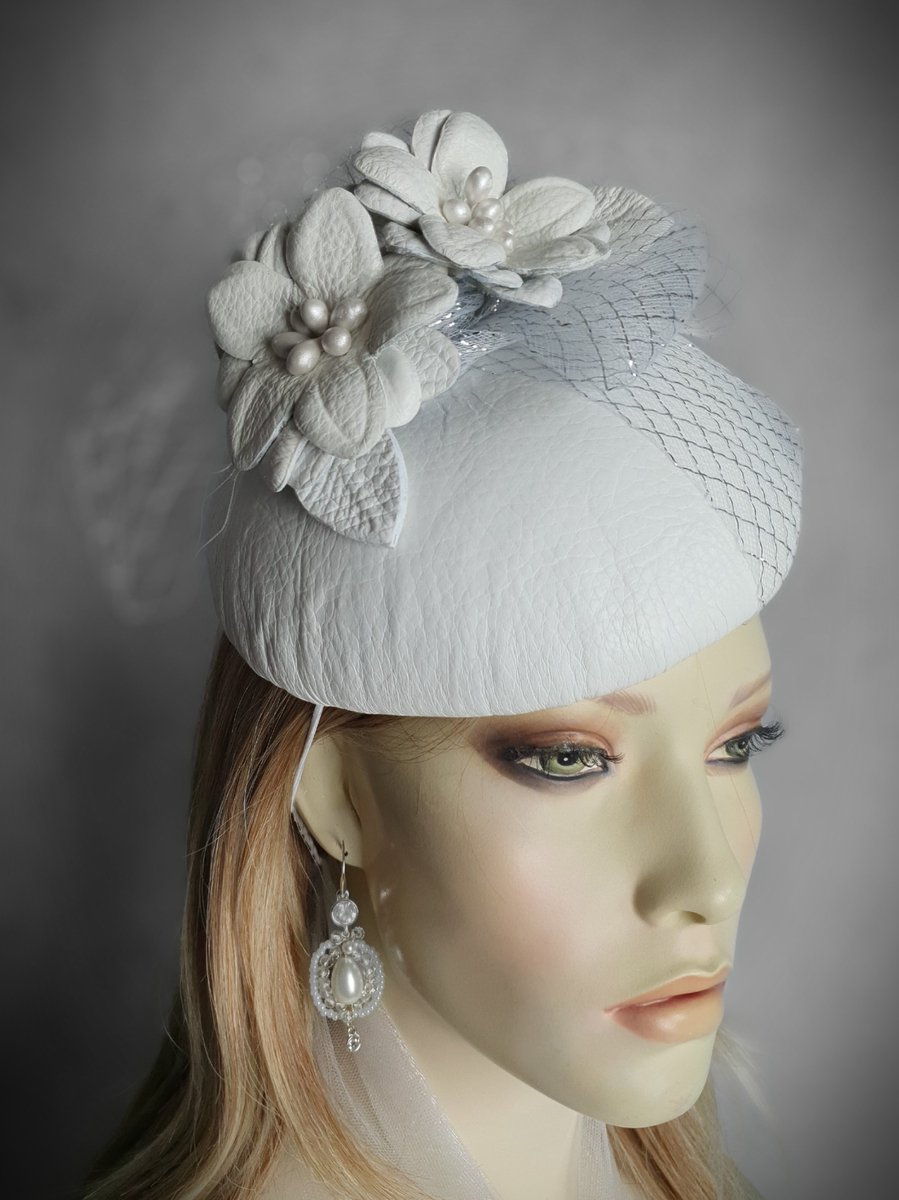 Creaciones Hoofdtooi Collectie – Fascinator – Natuurlijk leer en crinoline – Wit – Universele maat – Handgemaakt en Uniek