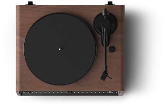 Platenspeler met een houten afwerking, zwarte draaitafel en toonarm.
