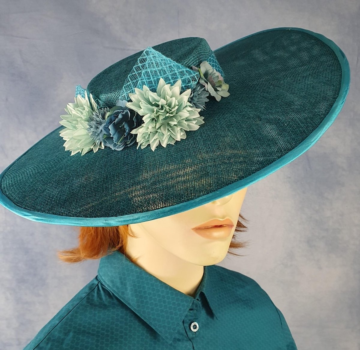Creaciones Hoeden Collectie – Pamela Hoed – Natuurlijke vezels turquoise – Kunstbloemen – Universele maat – Handgemaakt en Uniek