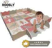 Baby op een Roosly speelmat in Dino-thema met opstaande rand. De mat is in pastelkleuren met dinosaurusafbeeldingen.
