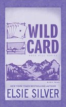 Couverture du livre "Wild Card" sur fond violet. Illustrations de cartes à jouer, d'un avion et de montagnes.