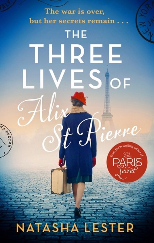 Boekhoes voor 'The Three Lives of Alix St Pierre' met vrouw in rode hoed en jas die koffer draagt, met Eiffeltoren op achtergrond.