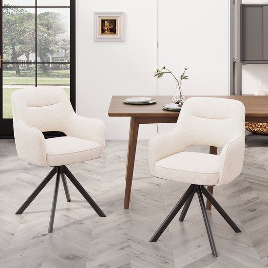 Twee beige stoffen eetkamerstoelen met armleuningen en zwarte, draaibare driepootonderstellen.