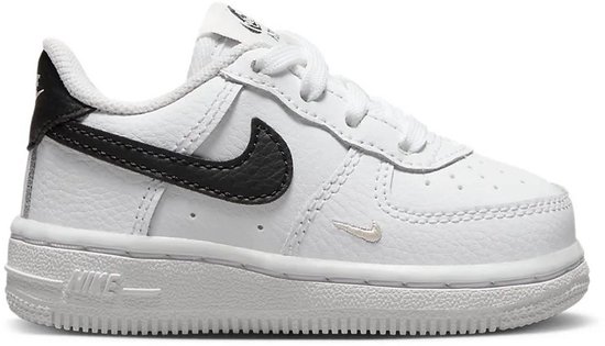 Zijaanzicht van een witte Nike Air Force 1 sneaker voor peuters met een zwart Nike-logo op de zijkant.