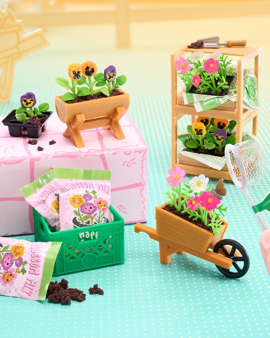 Miniatuur bloemen, plantjes in potten en een kruiwagen, met zakjes 'Blossom Mix' potgrond en een schepje.
