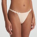 Nude string met bloemenrand en ruitjespatroon op de voorkant.
