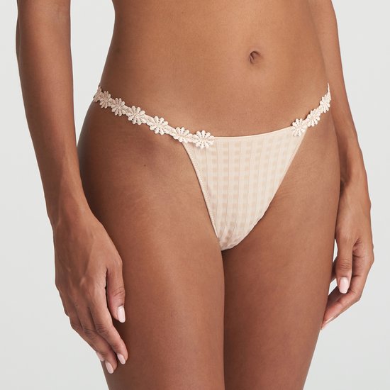 Nude string met bloemenrand en ruitjespatroon op de voorkant.