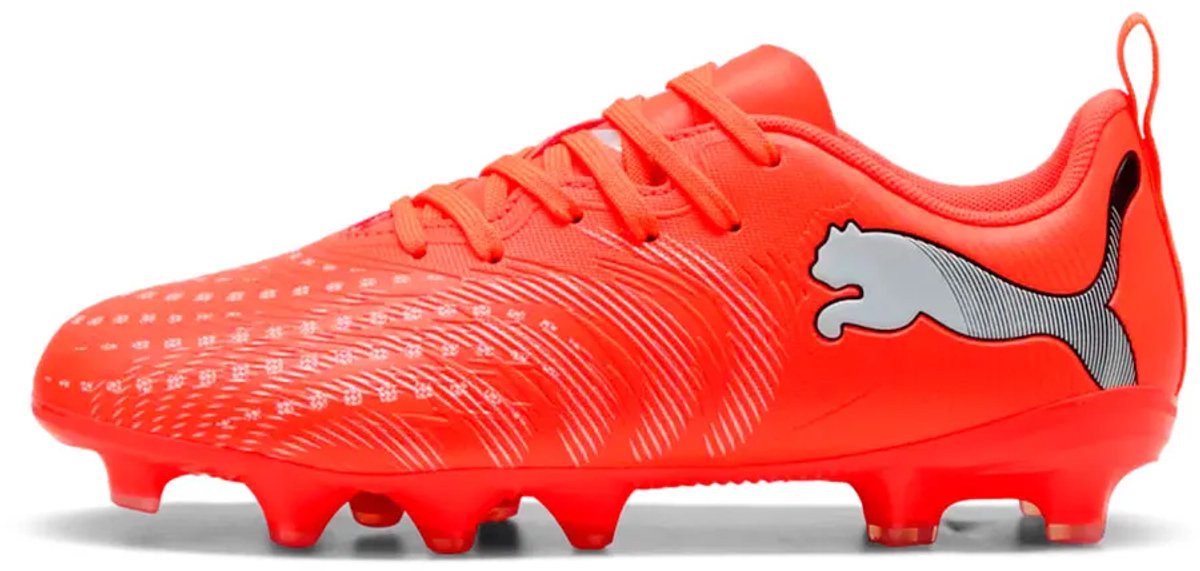 Puma Future 9 Play FG/AG voetbalschoenen in rood en oranje, met lichtgewicht synthetisch bovenwerk en normale tongconstruc...