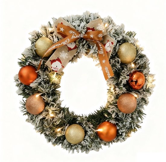 Kerstkrans met kunstsneeuw, gouden en koperkleurige ballen en warm witte LED-lichtjes. Een strik met kerstmannen en 'Merry Christmas' is centraal geplaatst.