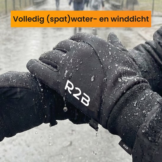 Zwarte R2B handschoenen besproeid met waterdruppels, die spatwater- en winddichtheid aantonen.
