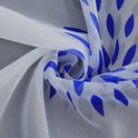 Witte stof met blauwe bladeren, gedraaid in een cirkel.