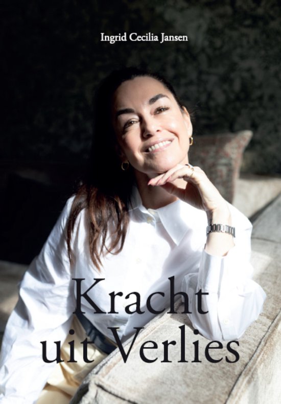 Vrouw met donker haar en een witte blouse, lachend, met tekst 'Kracht uit Verlies'.